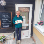 Doreen Stolze vorm Hofladen.jpg